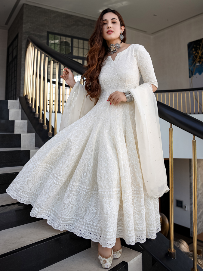 Elegant Off-White Kalidaar Cotton Kurta With Embroidery